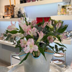 Florero vidrio hondas celeste con blanco